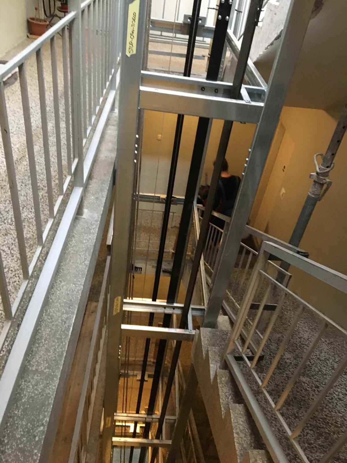 Montaža vodilica dizala u voznom oknu, pogled sa stubišta